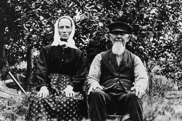 一个男人和一个女人的黑白照片